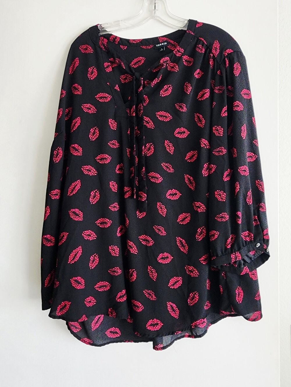 Torrid | Black & Pink Glitter Kiss Print Tie-Neck Blouse | Torrid 3 (3X)